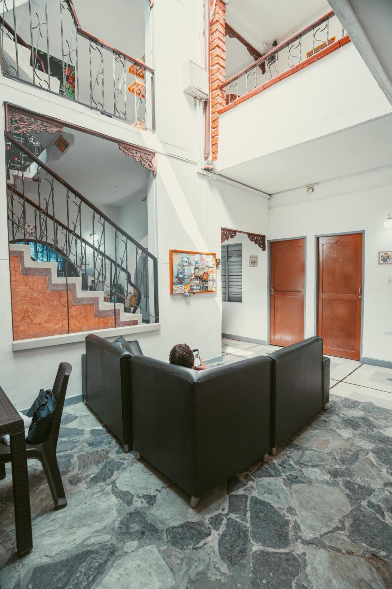Hostal Pura Vida La 70 Medellin Bagian luar foto