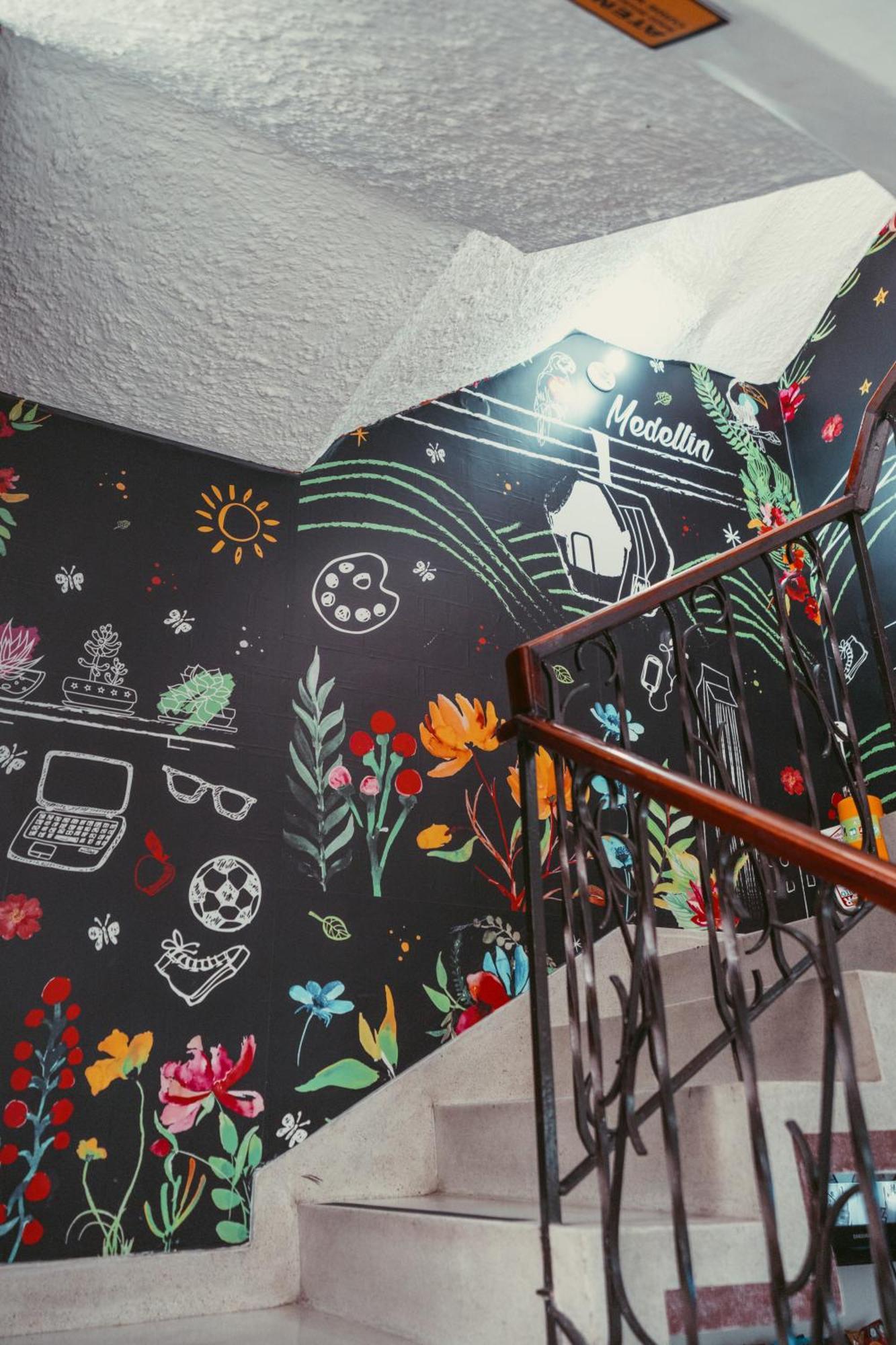 Hostal Pura Vida La 70 Medellin Bagian luar foto